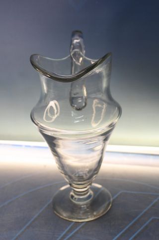 Jarra de cristal estilo clásico.