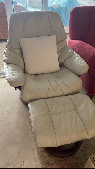 Butaca de piel reclinable con reposapiés