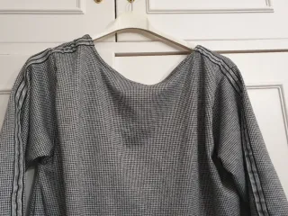 Vestido gris con detalle en mangas