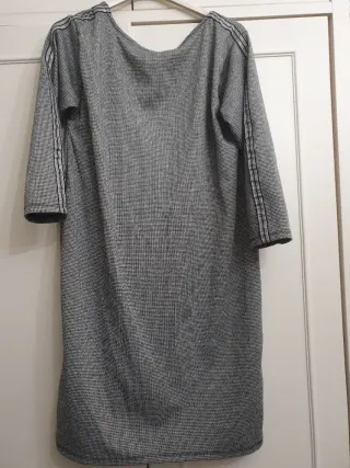 Vestido gris con detalle en mangas