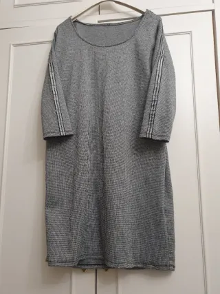 Vestido gris con detalle en mangas