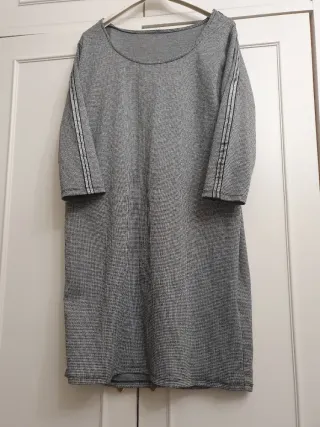 Vestido gris con detalle en mangas
