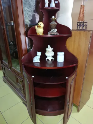Armario de madera rinconero