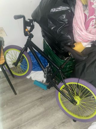 Bicicleta BMX Negra Morado y Amarillo