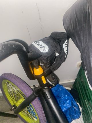Bicicleta BMX Negra Morado y Amarillo