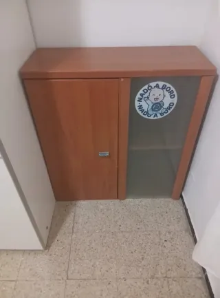 Mueble de madera y cristal