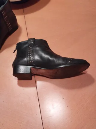 Botines negros con tachuelas oro