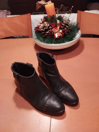 Botines negros con tachuelas oro