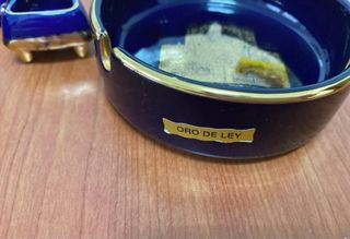 Adornos azules y dorados de cerámica