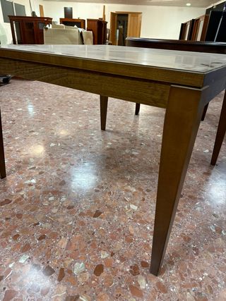 Mesa cuadrada de madera