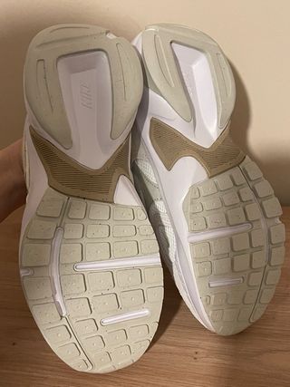 Zapatillas Nike Beige y Blancas