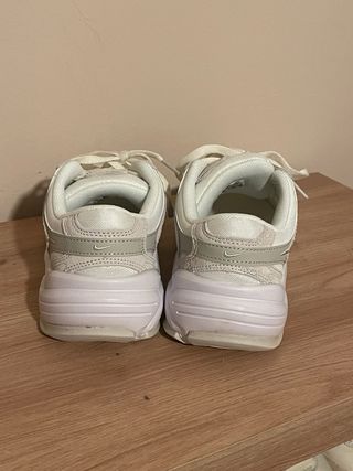 Zapatillas Nike Beige y Blancas