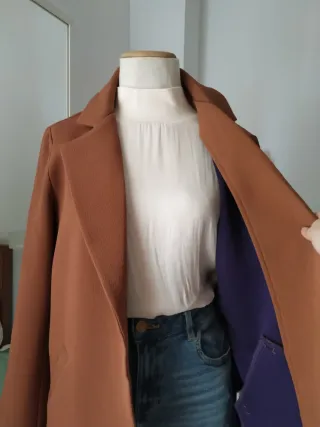 Abrigo ligero tela elástica marron caldera terra