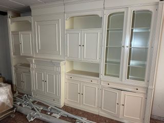 Mueble modular blanco y dorado