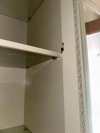 Mueble modular blanco y dorado