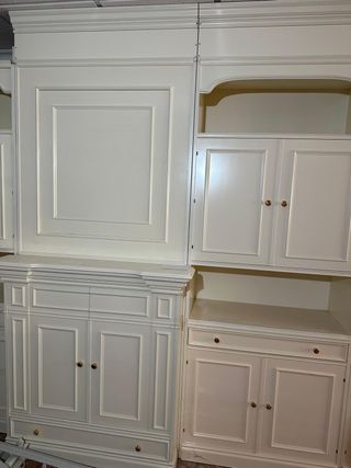 Mueble modular blanco y dorado