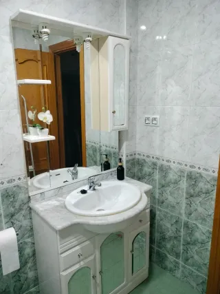 Mueble de baño blanco y verde