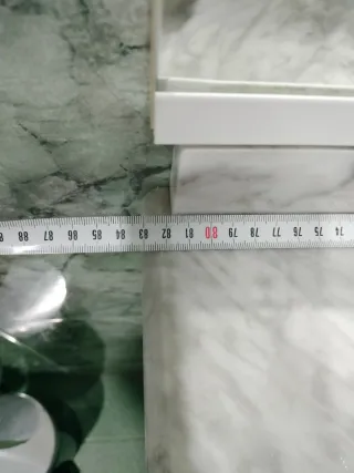 Mueble de baño blanco y verde