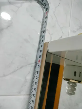 Mueble de baño blanco y verde