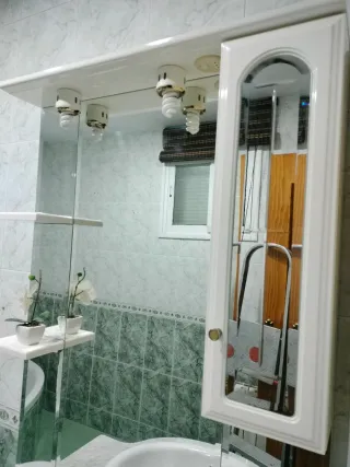 Mueble de baño blanco y verde