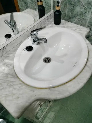 Mueble de baño blanco y verde