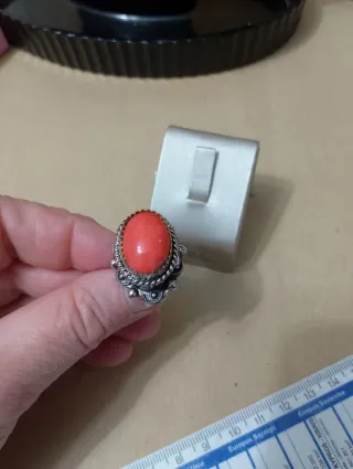 Anello con scomparto segreto