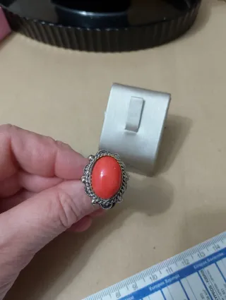 Anello con scomparto segreto