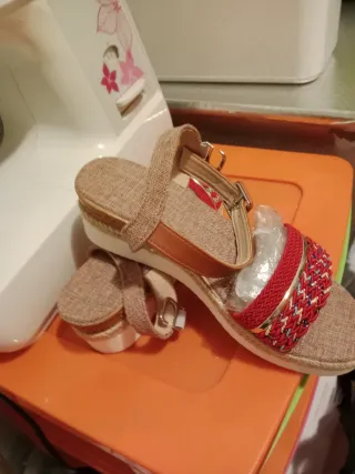 Sandalias de cuña con tiras tejidas cada par 8€