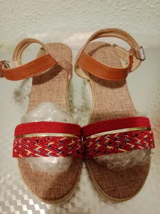 Sandalias de cuña con tiras tejidas cada par 8€