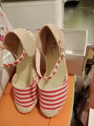 Sandalias de cuña con tiras tejidas cada par 8€