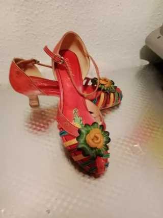 Sandalias de cuña con tiras tejidas cada par 8€