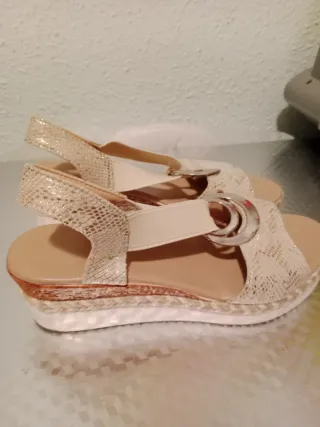 Sandalias de cuña con tiras tejidas cada par 8€
