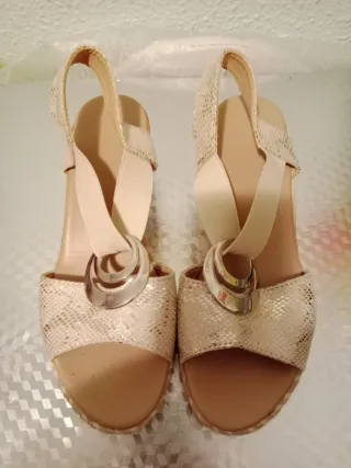 Sandalias de cuña con tiras tejidas cada par 8€