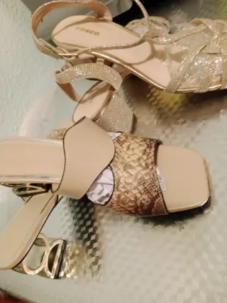 Sandalias de cuña con tiras tejidas cada par 8€