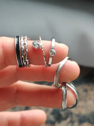 6 anelli argentati con dettagli neri