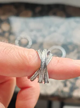 6 anelli argentati con dettagli neri