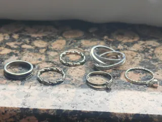 6 anelli argentati con dettagli neri