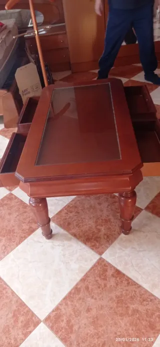 Mesa elevable con cajones y cristal.