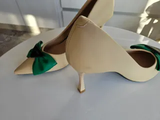 Zapatos de tacón beige con lazo verde
