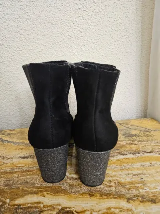 Botines de ante en negro y tacón y lados plateados
