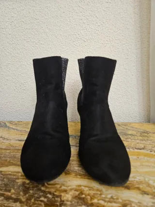 Botines de ante en negro y tacón y lados plateados