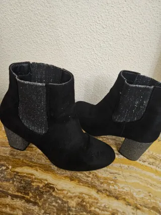 Botines de ante en negro y tacón y lados plateados