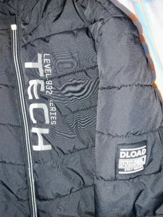 Chaqueta negra con capucha