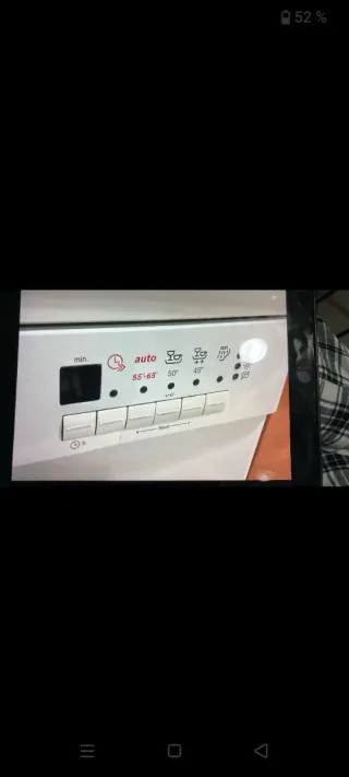 Lavavajillas blanco con fallo en botón