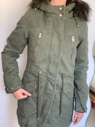Parka verde con capucha y pelo