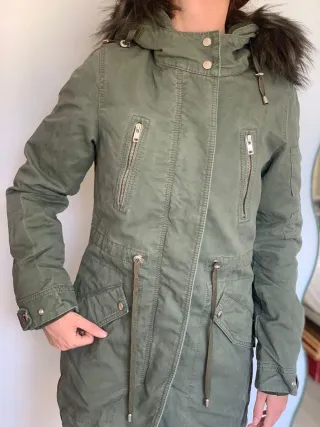 Parka verde con capucha y pelo