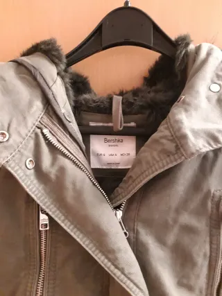 Parka verde con capucha y pelo