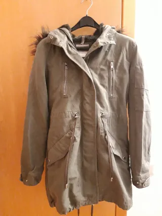 Parka verde con capucha y pelo