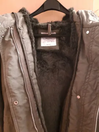 Parka verde con capucha y pelo