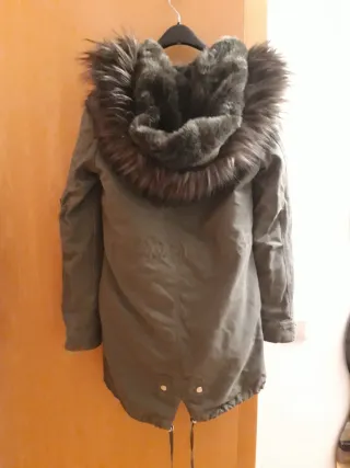 Parka verde con capucha y pelo